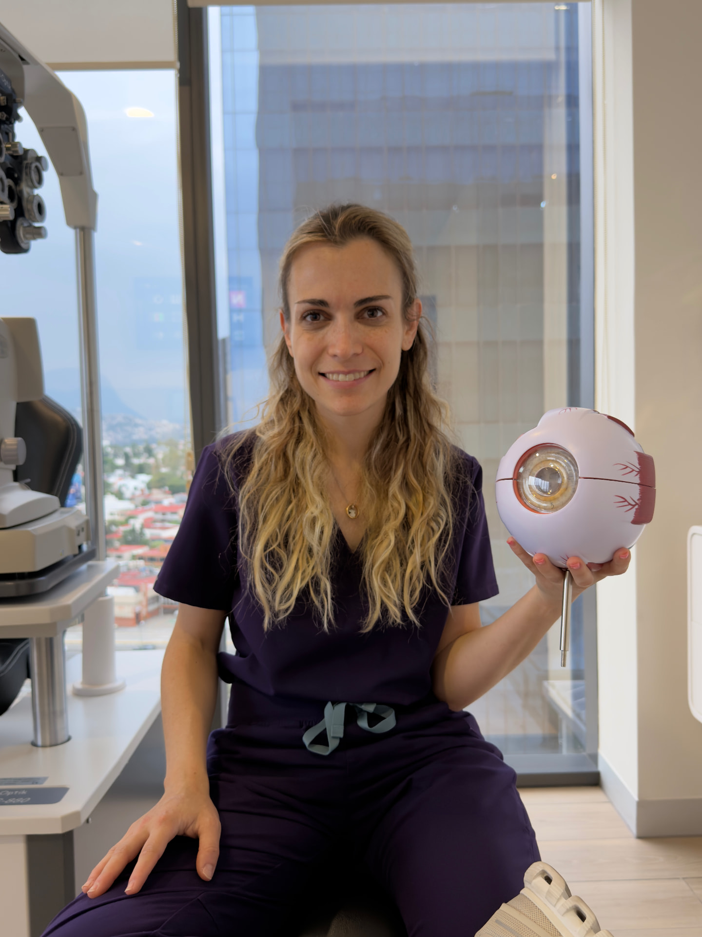 Dra. Lucía Gabián Fortes con un modelo anatómico del ojo en consulta