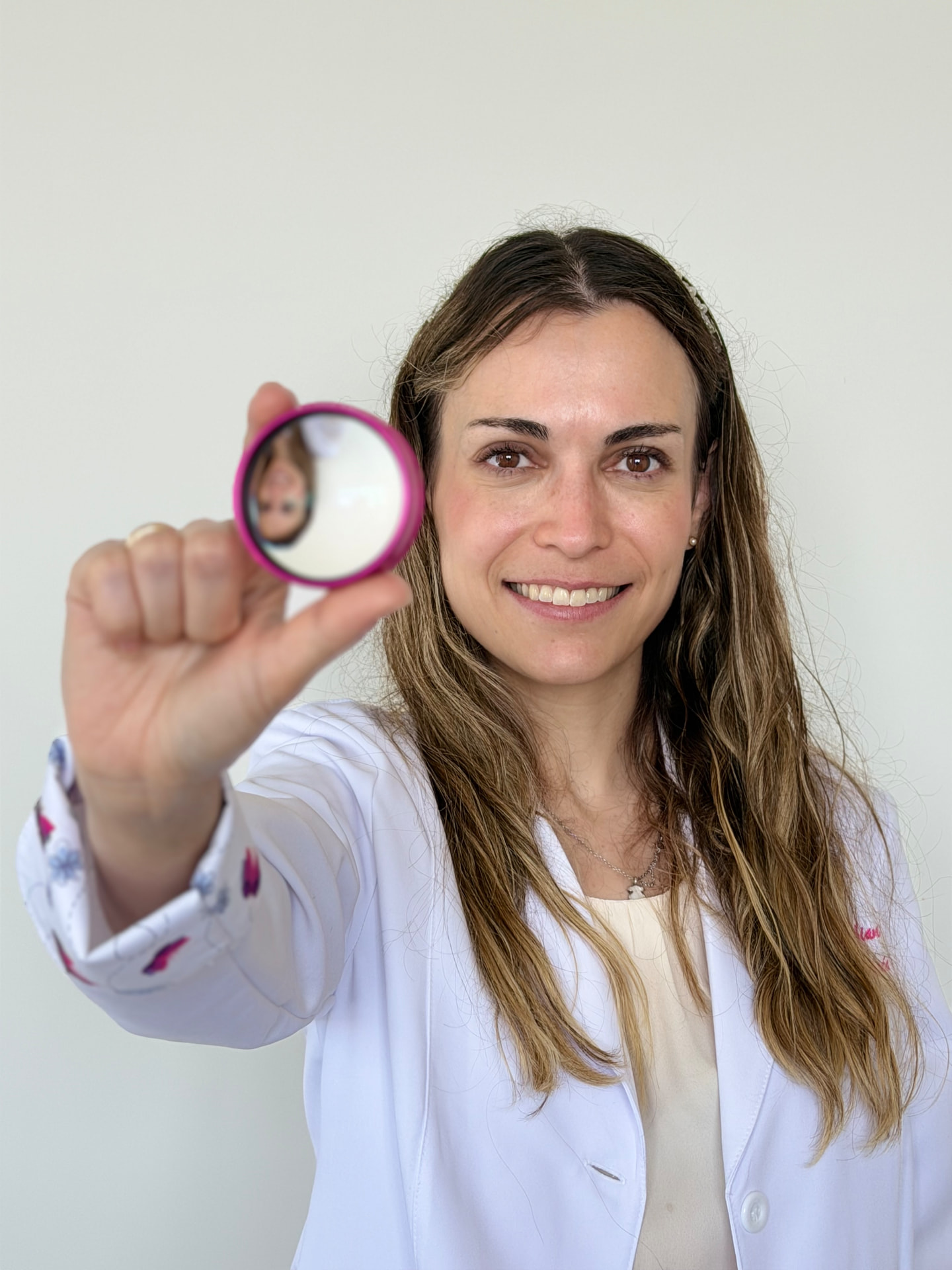 Dra. Lucía Gabián Fortes sosteniendo un lente de exploración